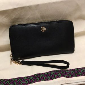Authentic Tory Burch york passport wallet.